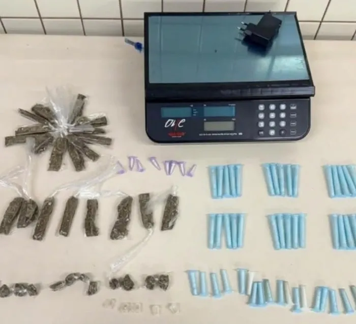 Imagem da matéria: PM apreende maconha, crack e cocaína durante ação em Arembepe