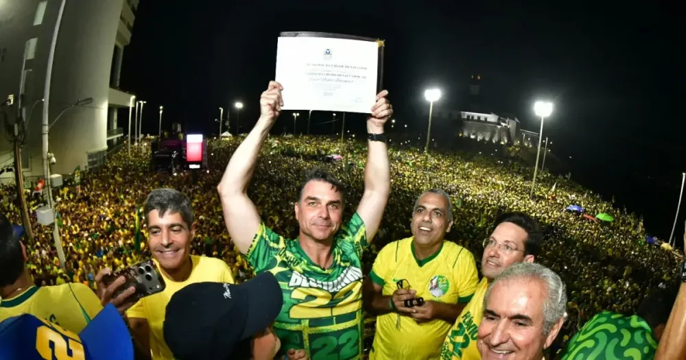 Imagem da matéria: Justiça derruba proibição e Flávio Bolsonaro recebe título de cidadão de Salvador durante ato na Barra