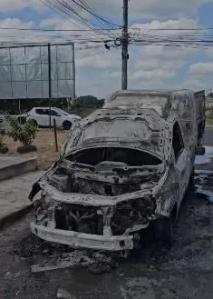 Imagem da matéria: Carro é destruído por incêndio em Alagoinhas; chamas chegaram perto da fiação elétrica