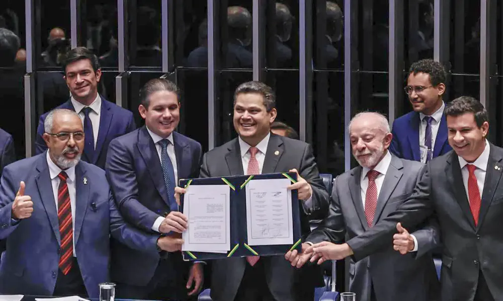 Imagem da matéria: Congresso promulga emenda do fim da 6x1; escala 5x2 começa em 60 dias