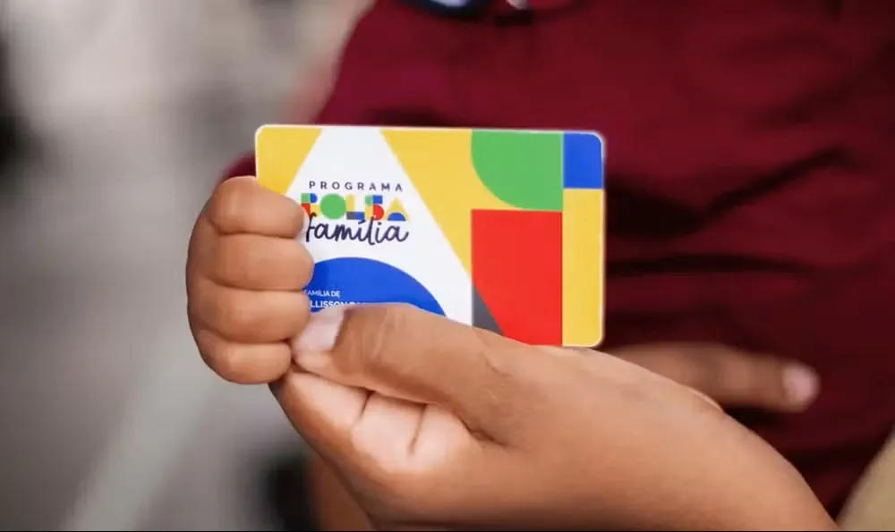 Imagem da matéria: A 6 dias da eleição, governo antecipa pagamento para todos os beneficiários do Bolsa Família