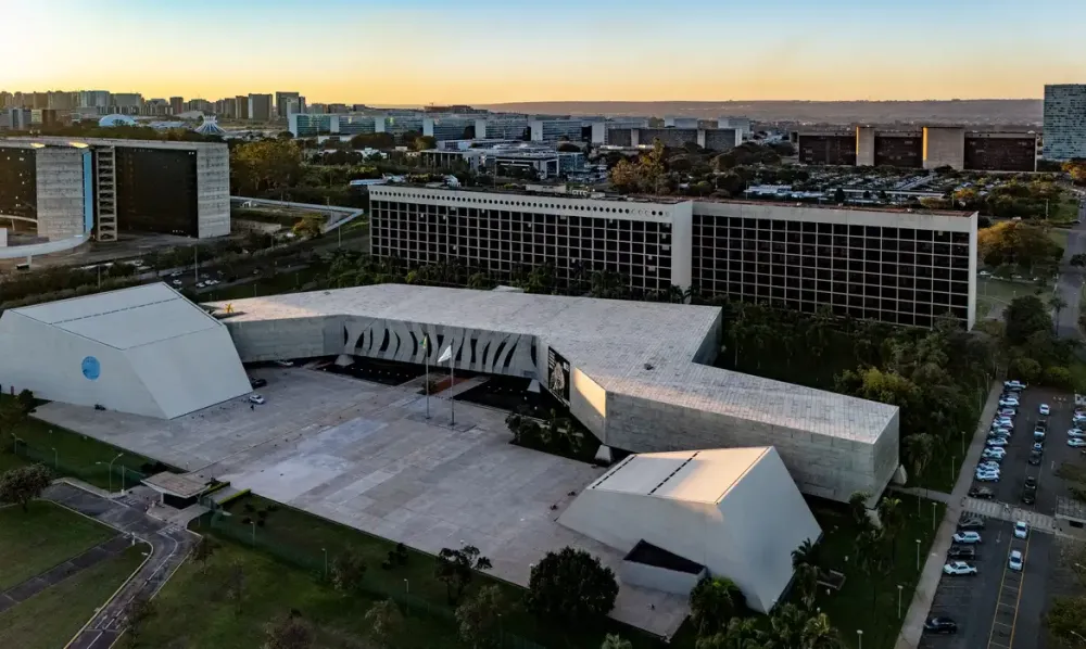 Imagem da matéria: Ao TSE, Meta nega tratamento desigual entre candidaturas presidenciais