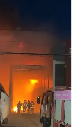 Imagem da matéria: Incêndio atinge concessionária e destrói nove veículos no oeste da Bahia
