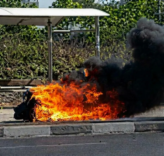 Imagem da matéria: Moto elétrica pega fogo na Avenida Jorge Amado, em Camaçari