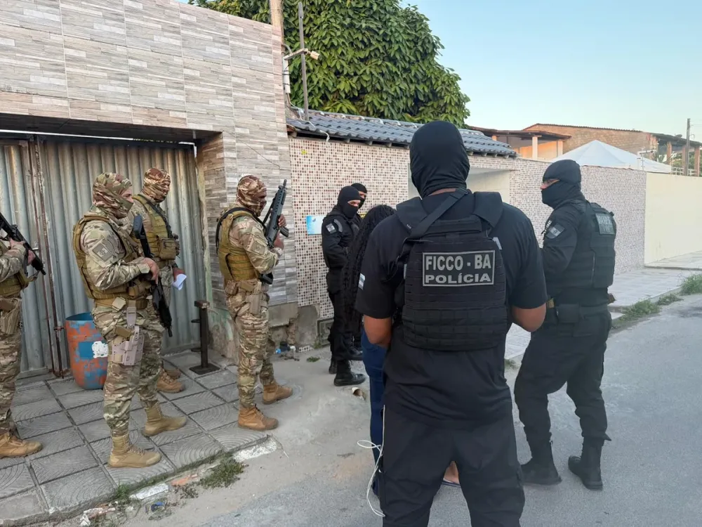 Imagem da matéria: Líder de facção que comandava crimes em Salvador direto de outro estado é morto pela polícia durante operação